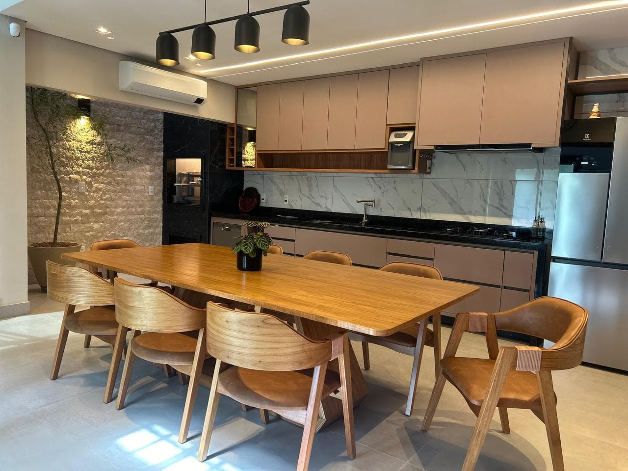 Sala de jantar completa decorada com sofisticação